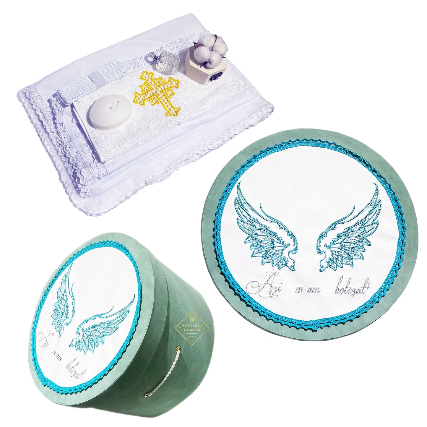 Trusou elegant botez Gardinea Domain® 10 piese, cutie trusou din catifea turquoise cu mesajul "Azi m-am botezat!", decor dantela