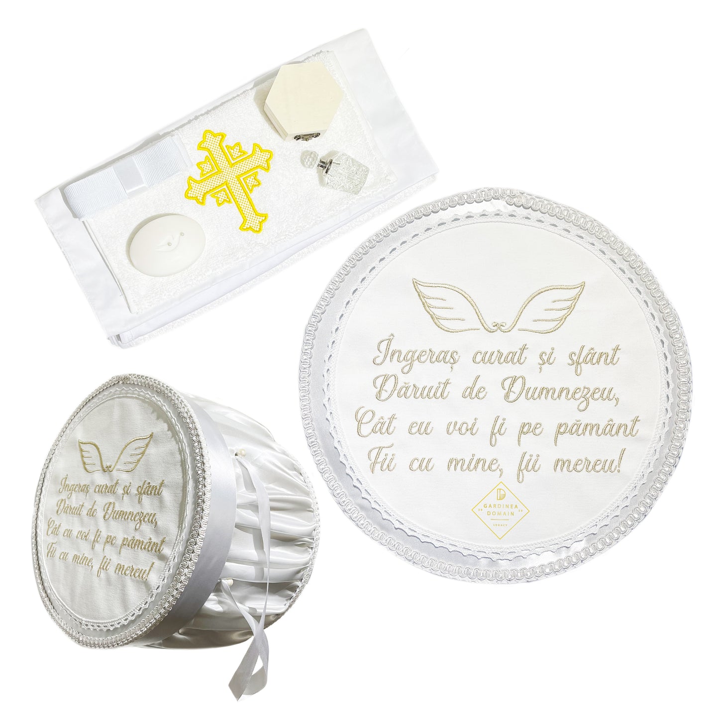 Trusou elegant botez Gardinea Domain® 9 piese, cutie din satin, capac brodat cu mesaj personalizat, decor dantela Alb Ivoire