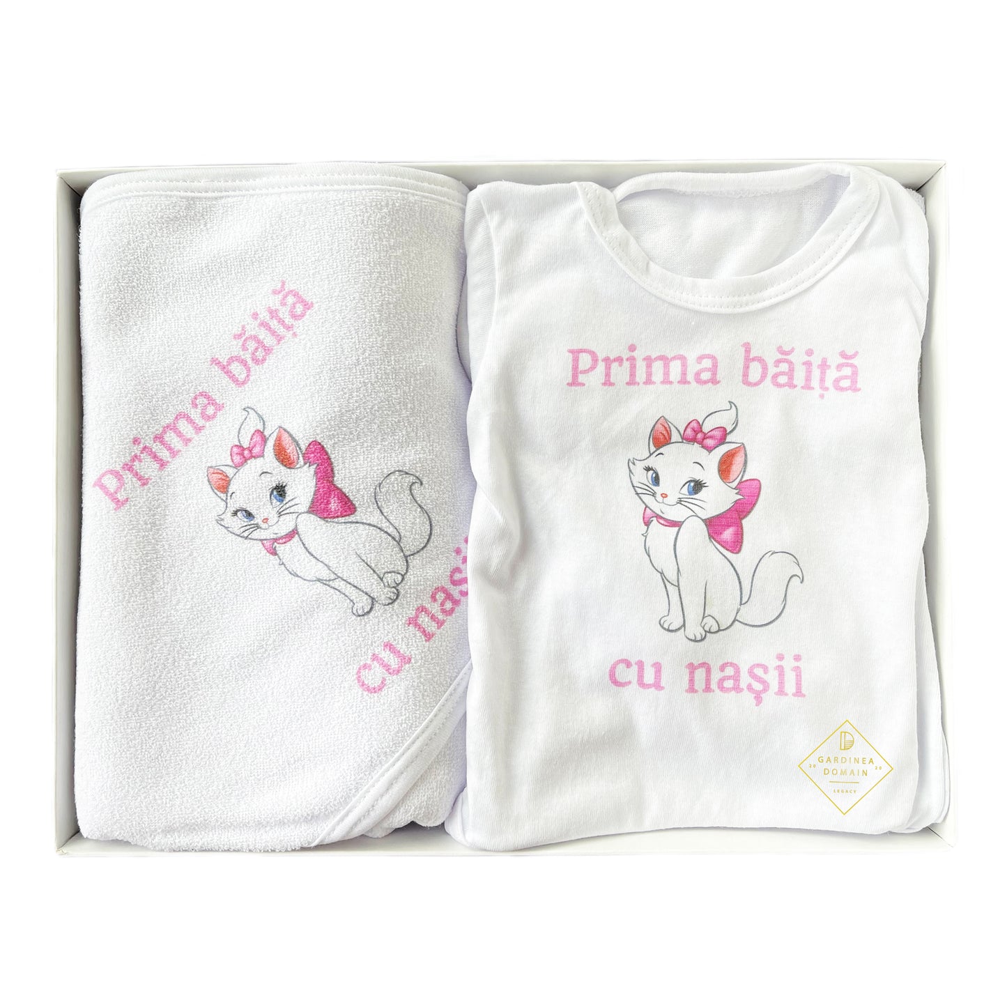 Set prima baita dupa botez Pisicuta aristocrata Gardinea Domain®, 3 piese, in cutie, bumbac 100%, "Prima baita cu nasii" roz
