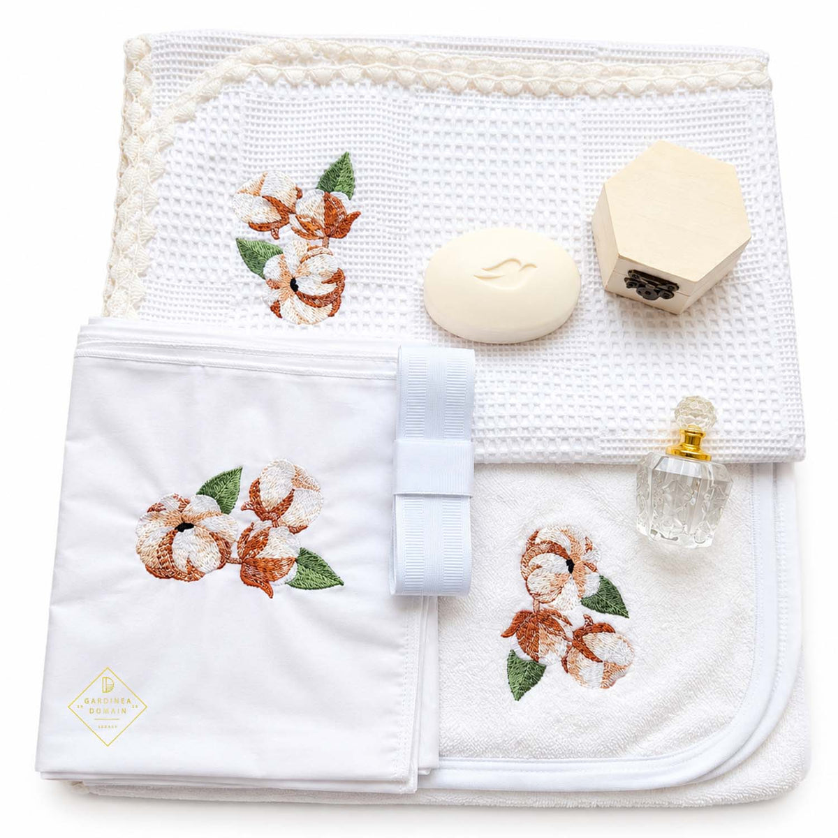 Trusou botez brodat cu flori de bumbac Gardinea Domain® 9 piese, in cutie, bumbac 100%, alb
