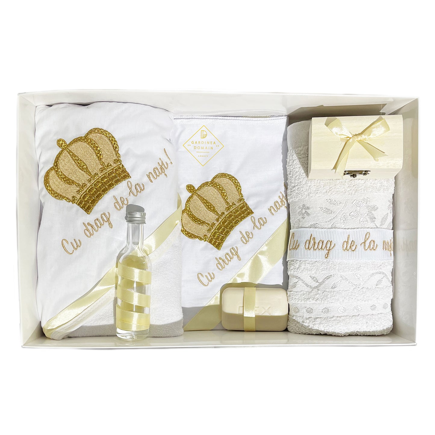 Trusou regal botez Gardinea Domain® 8 piese, in cutie cadou, bumbac 100%, personalizat brodat cu mesajul "Cu drag de la nasi!", crem
