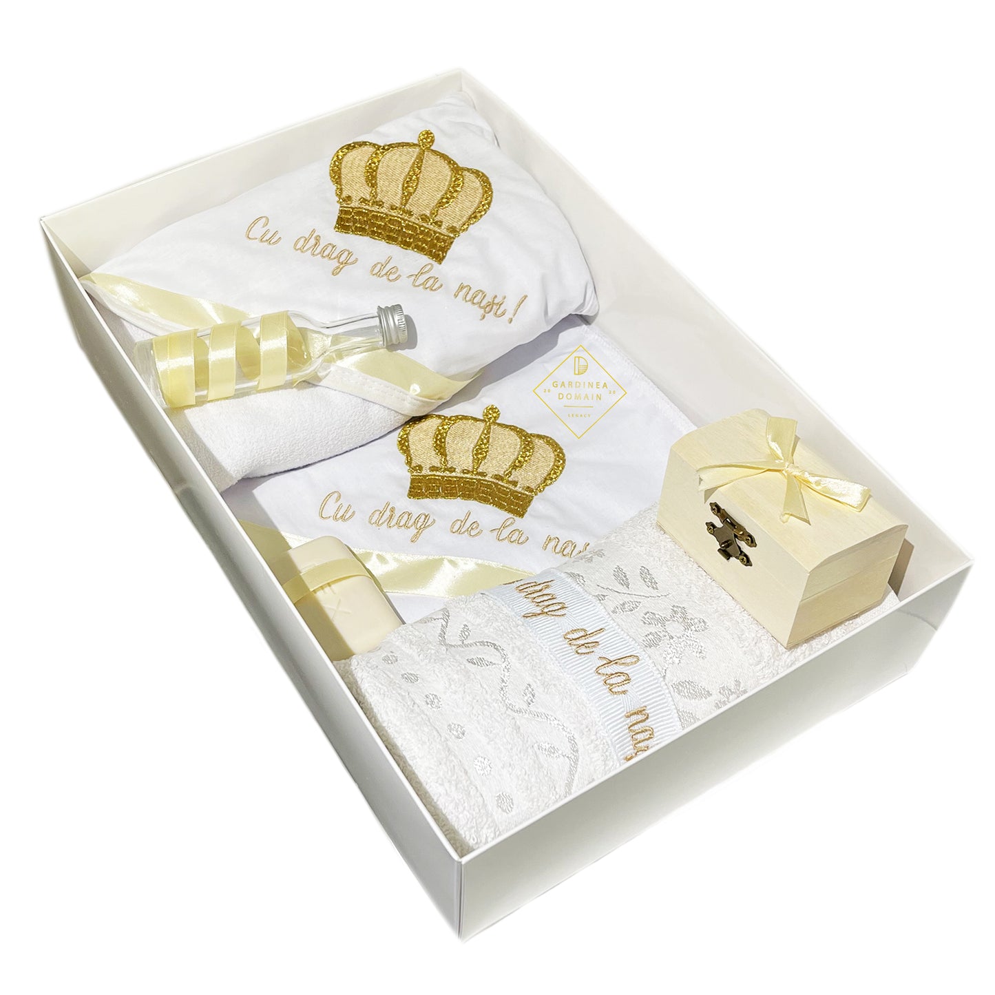 Trusou regal botez Gardinea Domain® 8 piese, in cutie cadou, bumbac 100%, personalizat brodat cu mesajul "Cu drag de la nasi!", crem