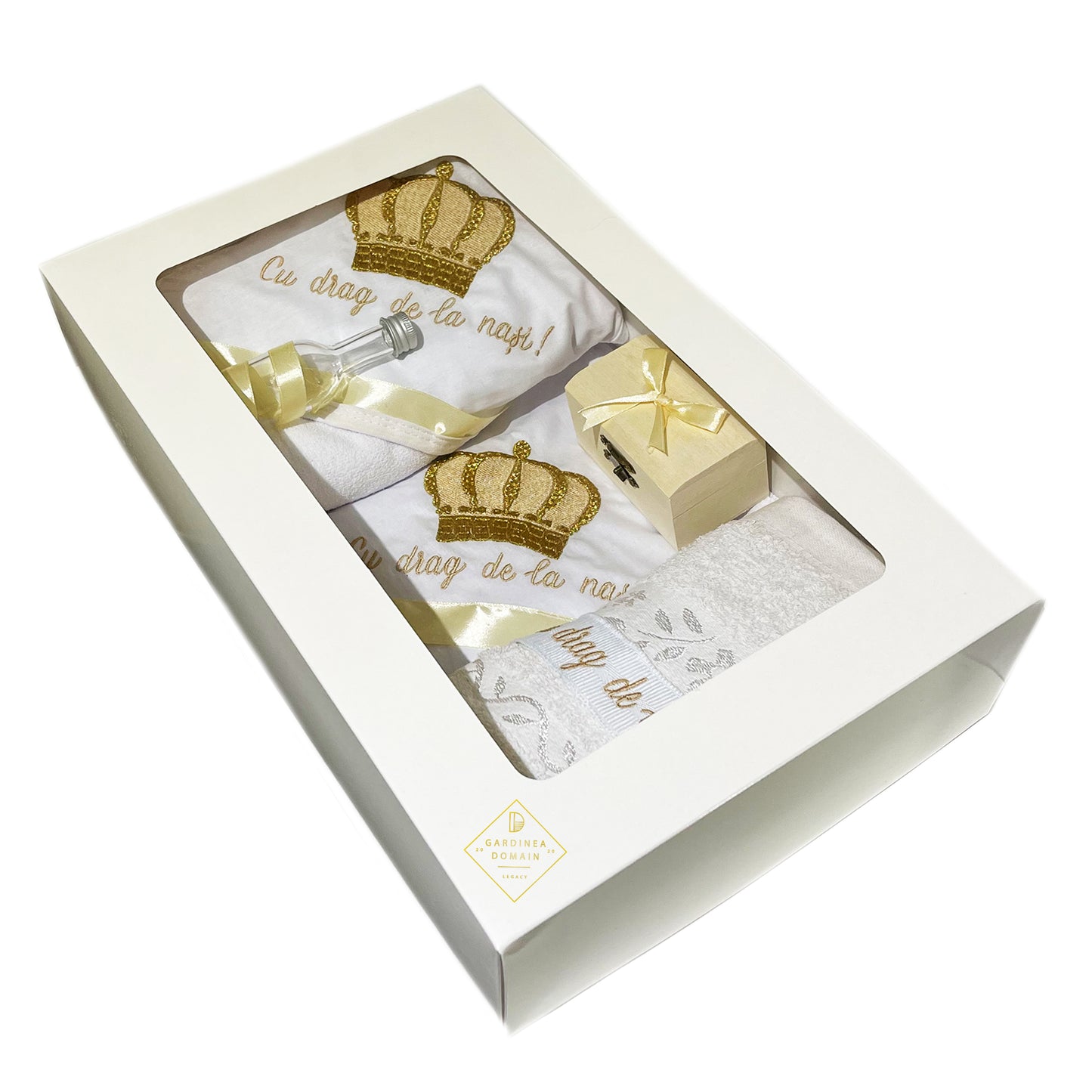 Trusou regal botez Gardinea Domain® 8 piese, in cutie cadou, bumbac 100%, personalizat brodat cu mesajul "Cu drag de la nasi!", crem