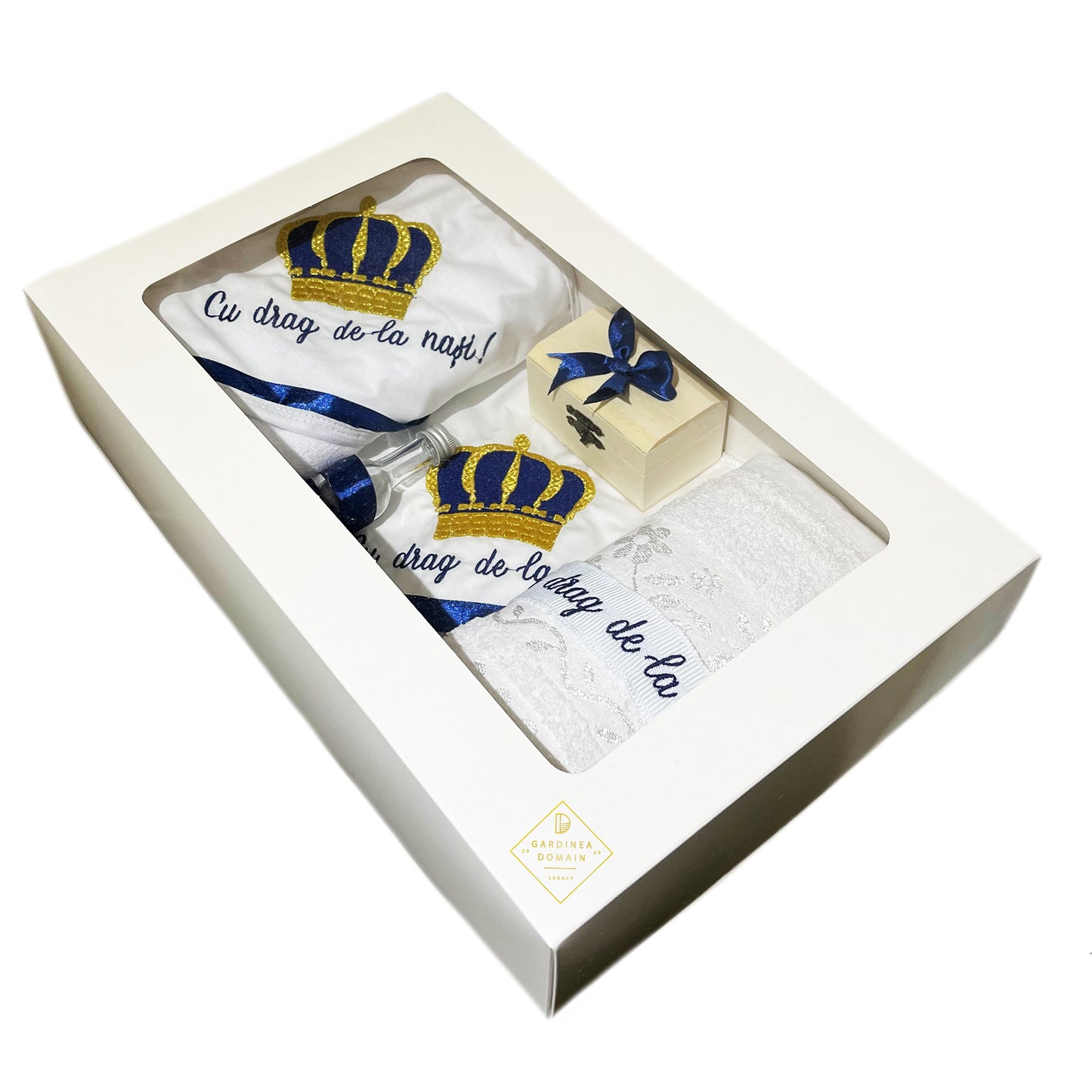 Trusou regal botez Gardinea Domain® 8 piese, in cutie cadou, bumbac 100%, personalizat brodat cu mesajul "Cu drag de la nasi!", albastru