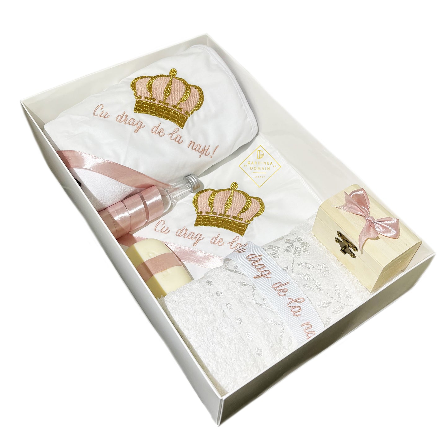 Trusou regal botez Gardinea Domain® 8 piese, in cutie cadou, bumbac 100%, personalizat brodat cu mesajul "Cu drag de la nasi!", roz