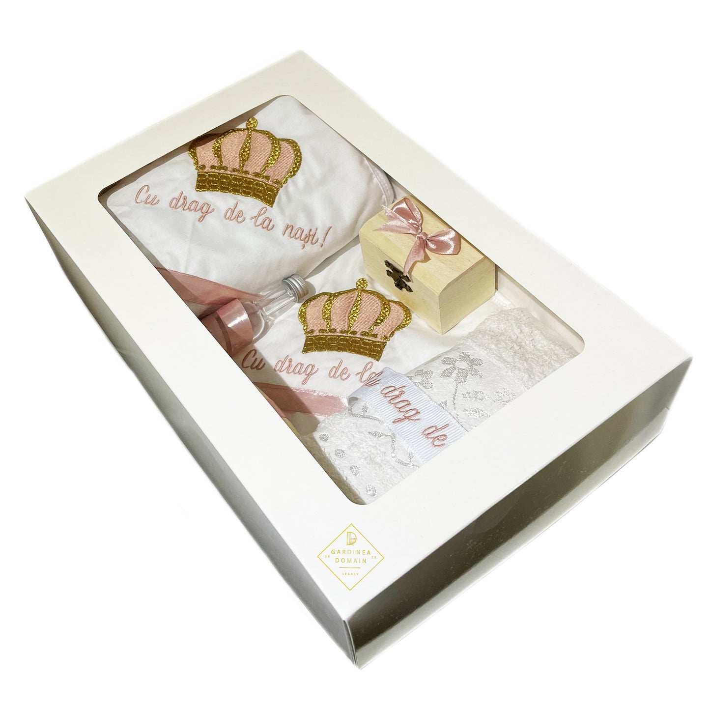 Trusou regal botez Gardinea Domain® 8 piese, in cutie cadou, bumbac 100%, personalizat brodat cu mesajul "Cu drag de la nasi!", roz