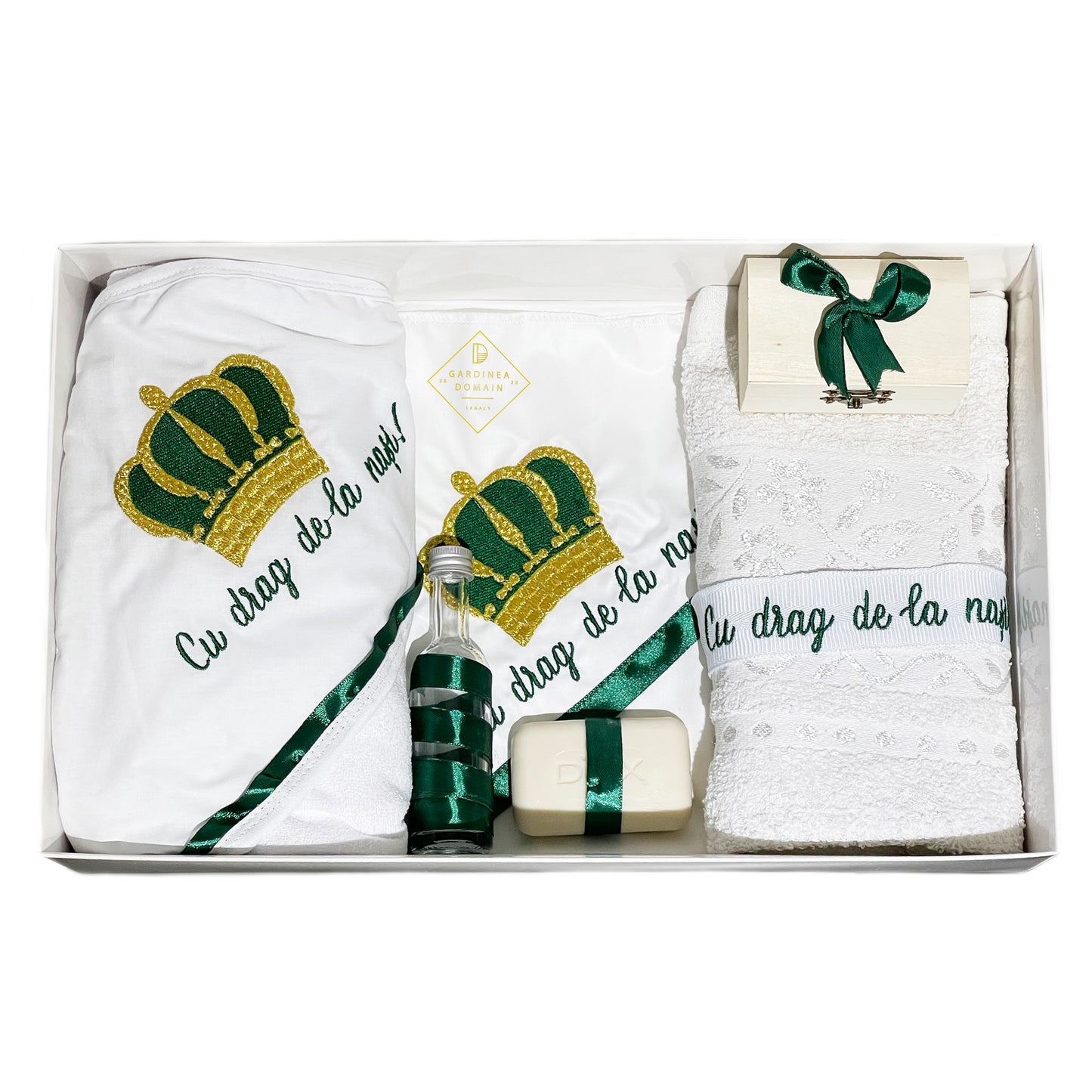 Trusou regal botez Gardinea Domain® 8 piese, in cutie cadou, bumbac 100%, personalizat brodat cu mesajul "Cu drag de la nasi!", verde