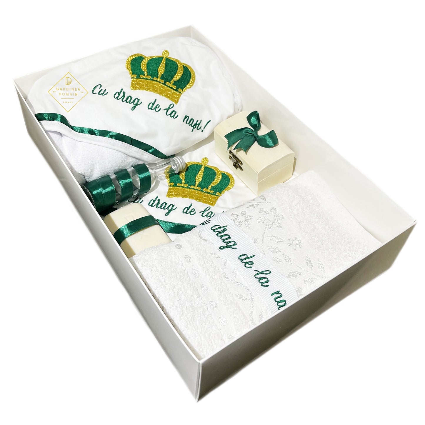 Trusou regal botez Gardinea Domain® 8 piese, in cutie cadou, bumbac 100%, personalizat brodat cu mesajul "Cu drag de la nasi!", verde