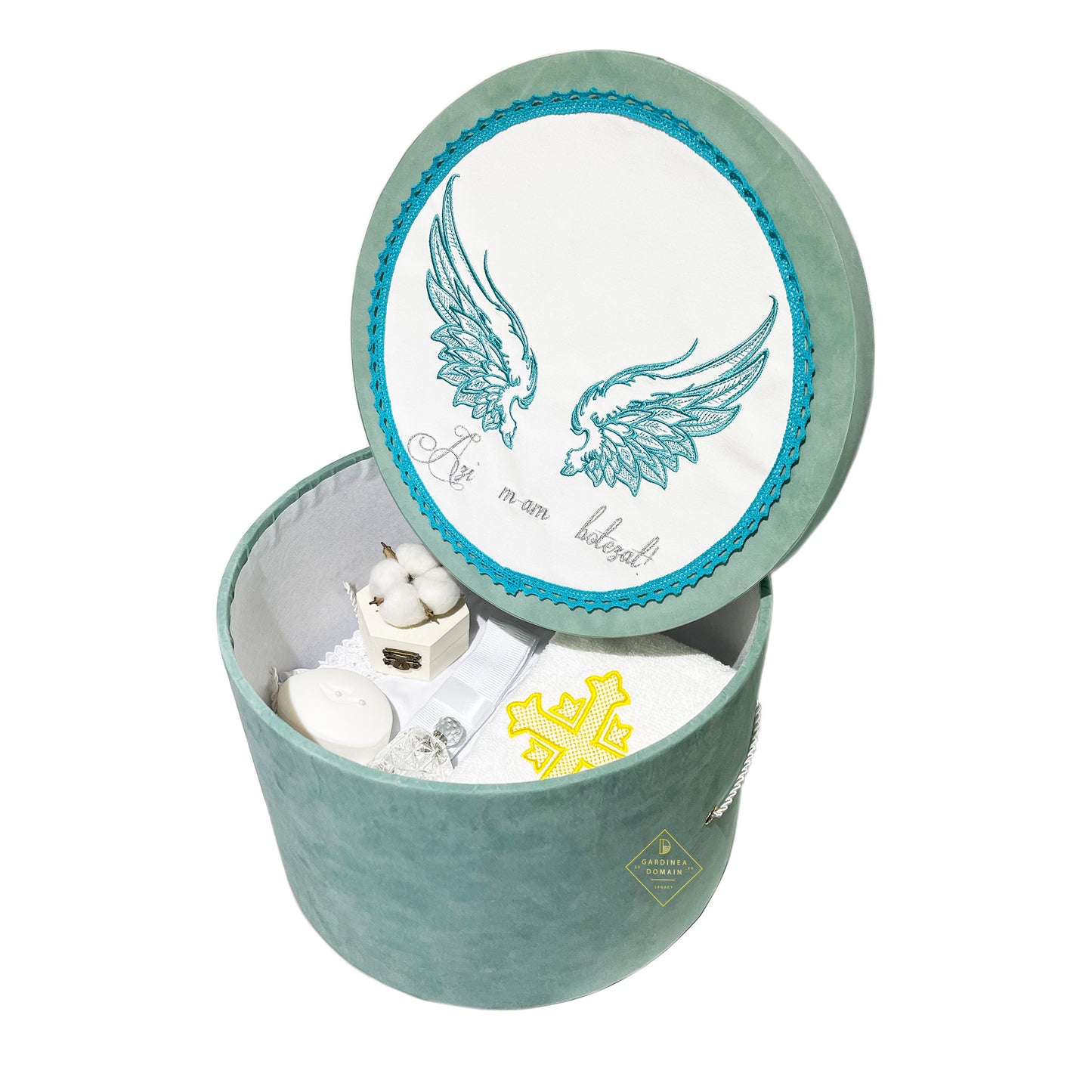Set elegant trusou botez Gardinea Domain® 11 piese, cutie trusou din catifea cu mesajul "Azi m-am botezat!" si lumanare, decor dantela Turquoise