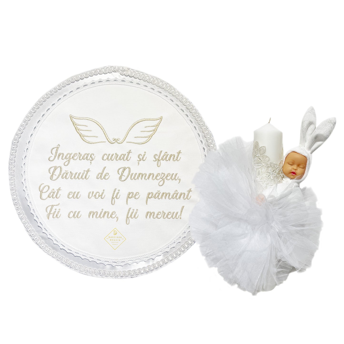 Set elegant trusou botez Gardinea Domain® 10 piese, cutie trusou satin brodat cu mesaj si lumanare personalizata cu iepuras, decor dantela Alb Ivoire