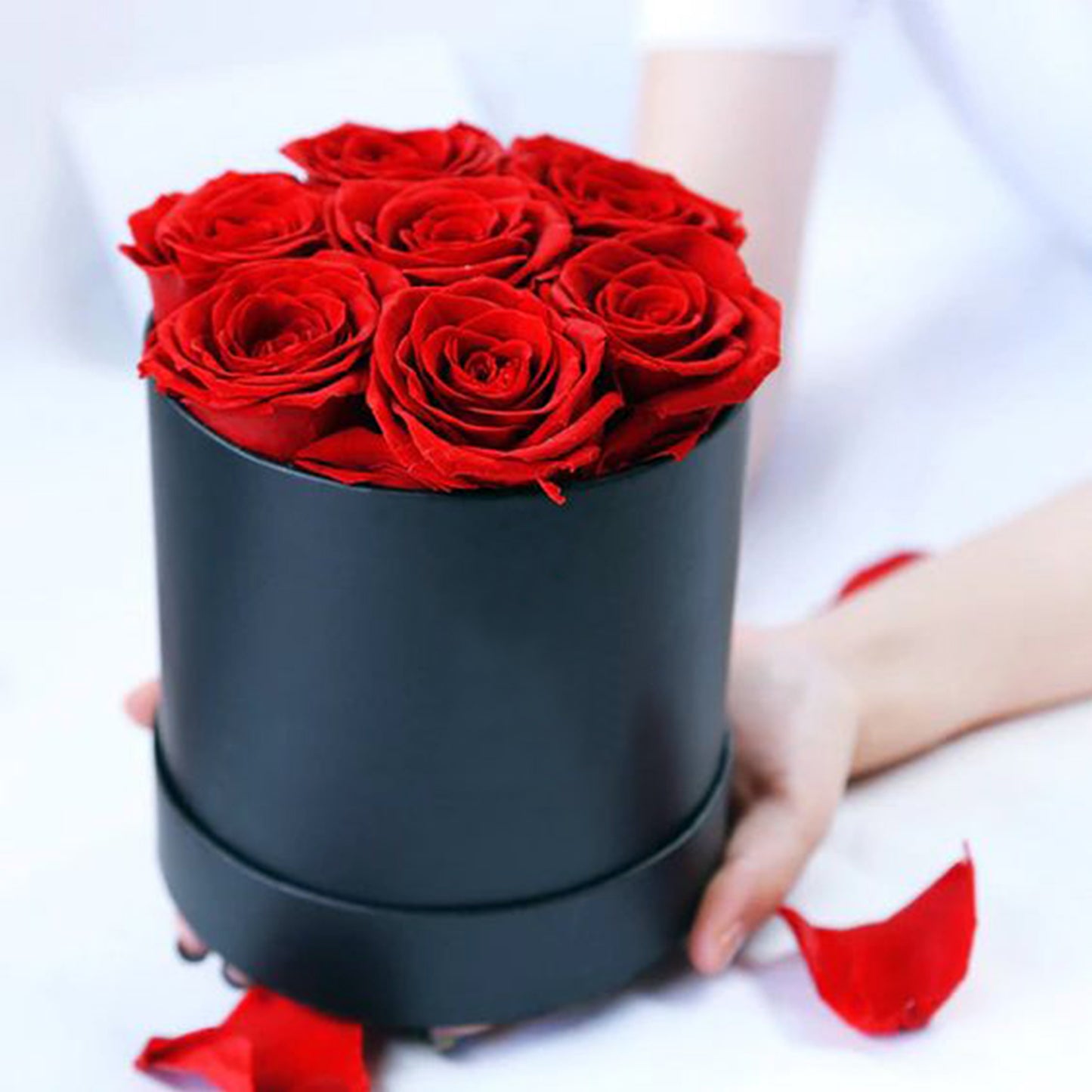 Aranjament floral Gardinea Domain® 9 trandafiri rosii sapun in cutie neagra cadou