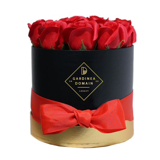 Aranjament floral Gardinea Domain® 15 trandafiri rosii sapun in cutie neagra cadou