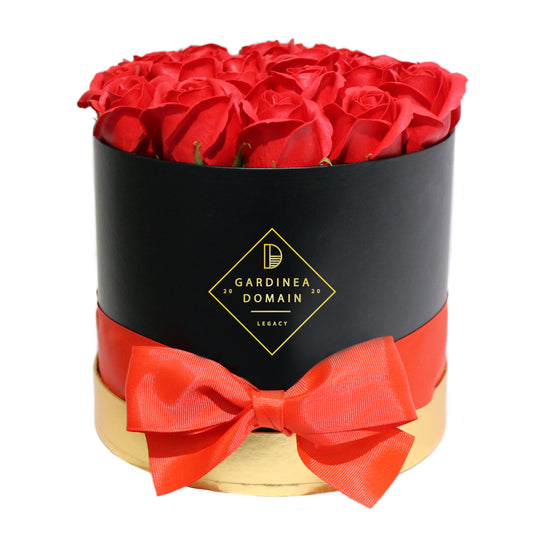 Aranjament floral Gardinea Domain® 21 trandafiri rosii sapun in cutie neagra cadou