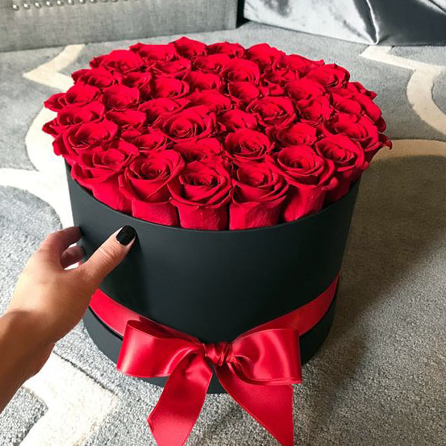 Aranjament floral Gardinea Domain® 25 trandafiri rosii in cutie neagra cadou