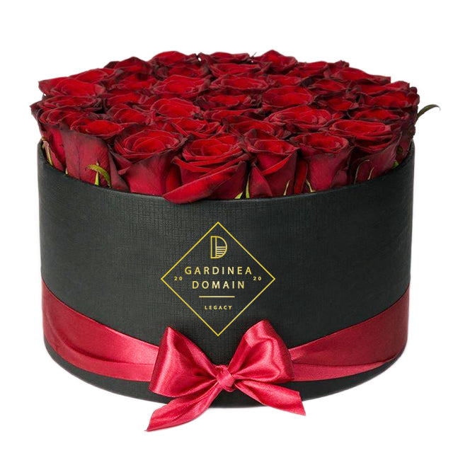 Aranjament floral Gardinea Domain® 25 trandafiri rosii hand-made in cutie neagra cadou