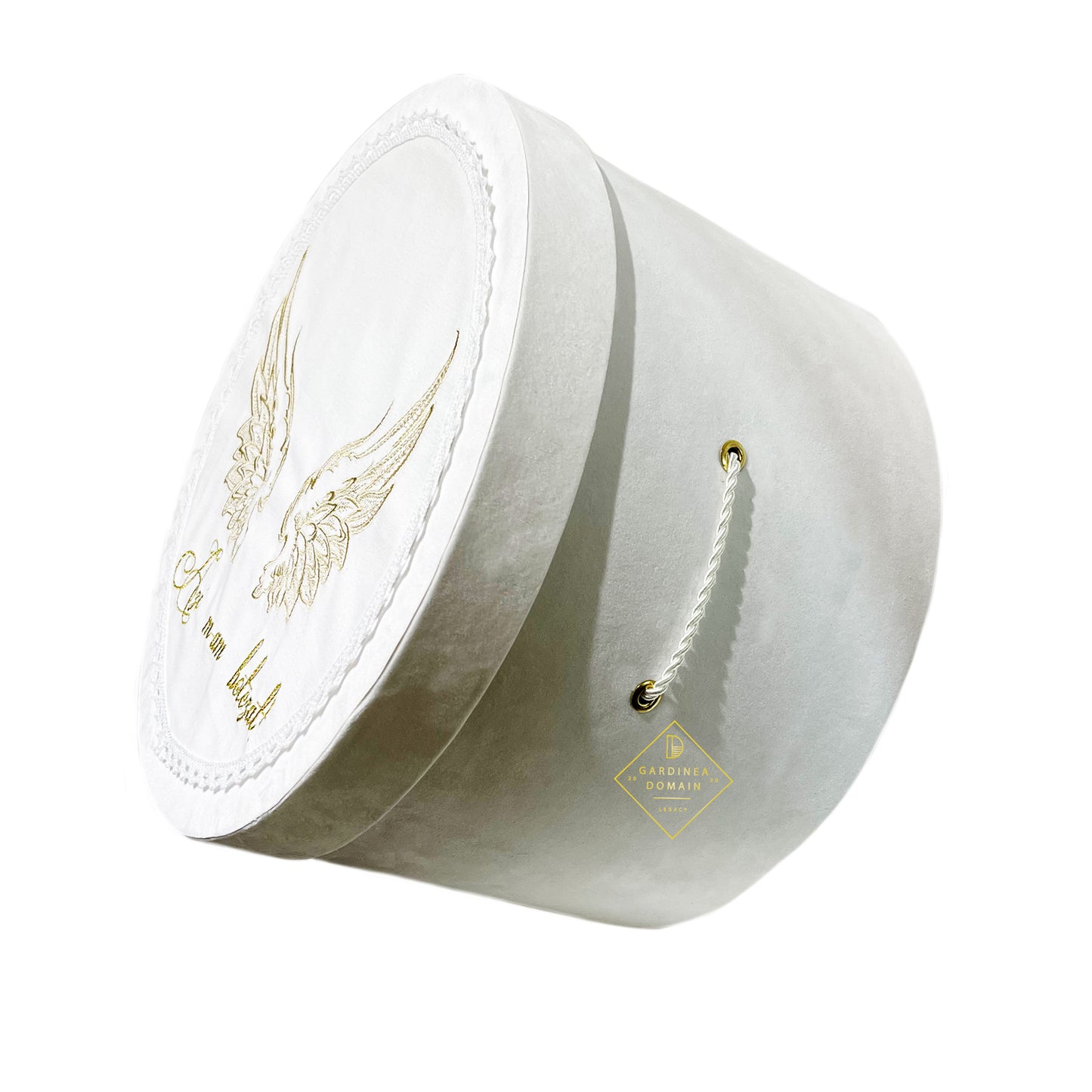 Trusou elegant botez Gardinea Domain® 10 piese, cutie trusou din catifea alb ivoire si capac personalizat brodat cu mesajul "Azi m-am botezat!", decor dantela