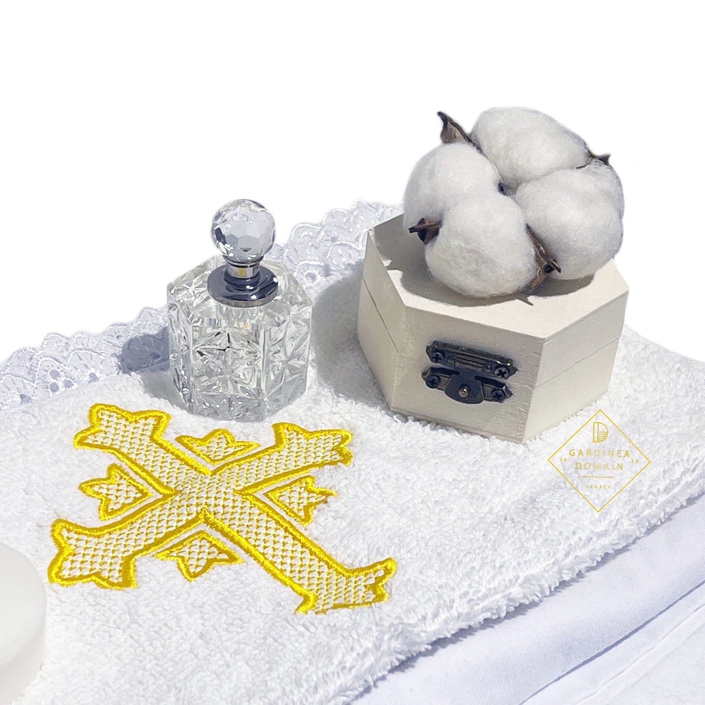 Trusou elegant botez Gardinea Domain® 10 piese, cutie trusou din catifea alb ivoire si capac personalizat brodat cu mesajul "Azi m-am botezat!", decor dantela