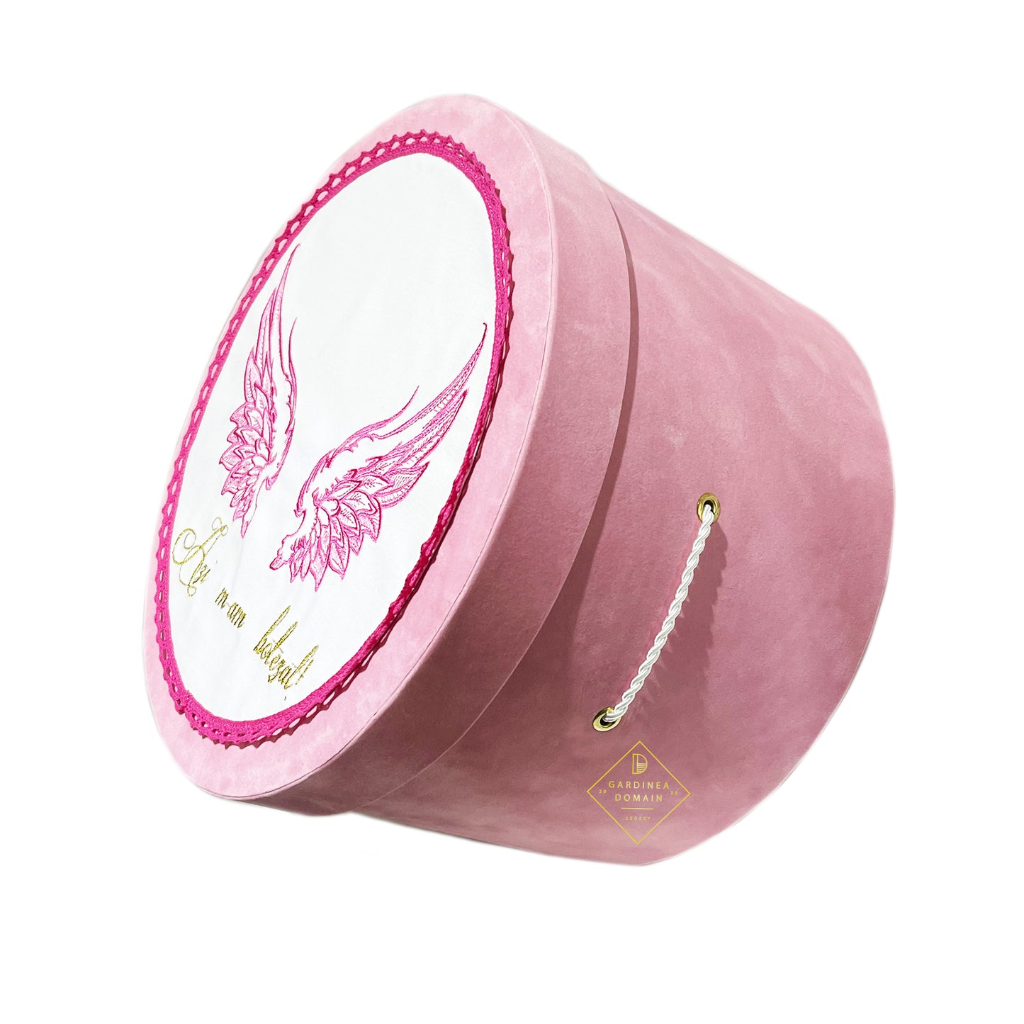Trusou elegant botez Gardinea Domain® 10 piese, cutie trusou din catifea roz si capac personalizat brodat cu mesajul "Azi m-am botezat!", decor dantela
