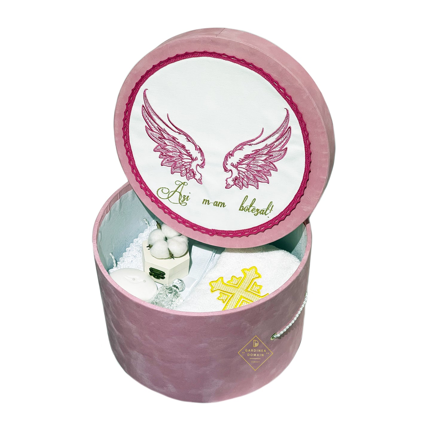 Trusou elegant botez Gardinea Domain® 10 piese, cutie trusou din catifea roz si capac personalizat brodat cu mesajul "Azi m-am botezat!", decor dantela