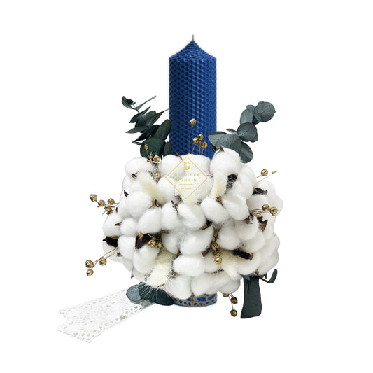 Lumanare de botez Gardinea Domain® albastru inchis din ceara naturala de albine, cu bumbac si flori naturale stabilizate, personalizat, decor dantela