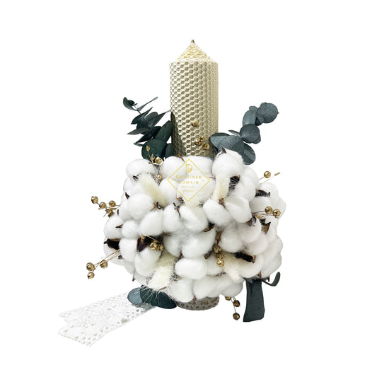 Lumanare de botez Gardinea Domain® alb ivoire din ceara naturala de albine, cu bumbac si flori naturale stabilizate, personalizata, decor dantela