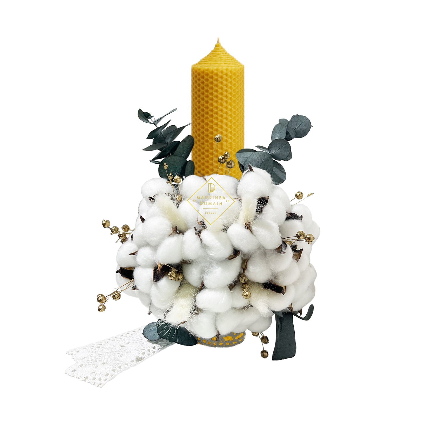 Lumanare de botez Gardinea Domain® galben din ceara naturala de albine, cu bumbac si flori naturale stabilizate, personalizata, decor dantela