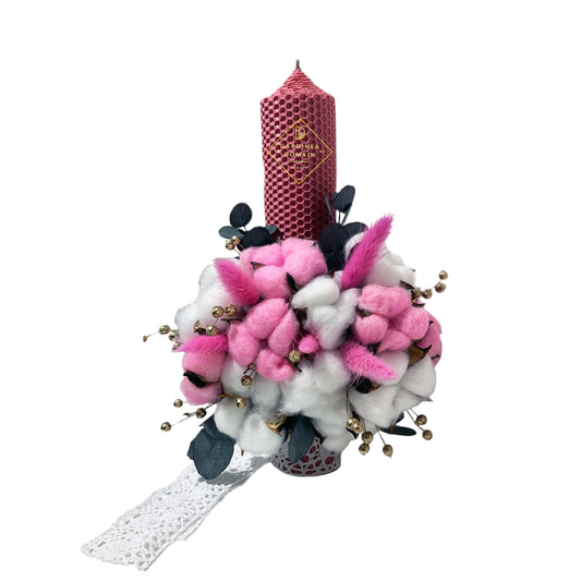 Lumanare de botez Gardinea Domain® roz din ceara naturala de albine, cu bumbac si flori naturale stabilizate, personalizata, decor dantela