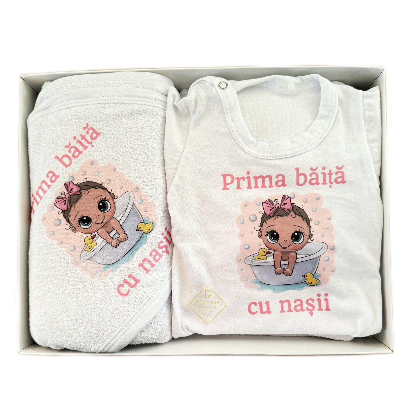 Set prima baita dupa botez fetita bebelus Gardinea Domain® 3 piese, in cutie cadou, bumbac 100% personalizat cu mesajul "Prima baita cu nasii", roz