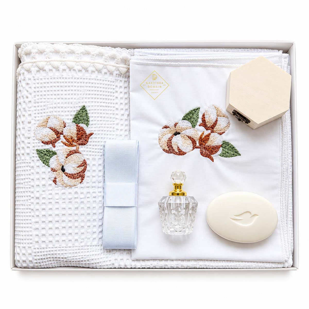 Trusou botez brodat cu flori de bumbac Gardinea Domain® 9 piese, in cutie, bumbac 100%, alb