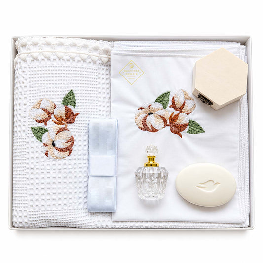 Trusou botez brodat cu flori de bumbac Gardinea Domain® 9 piese, in cutie, bumbac 100%, alb