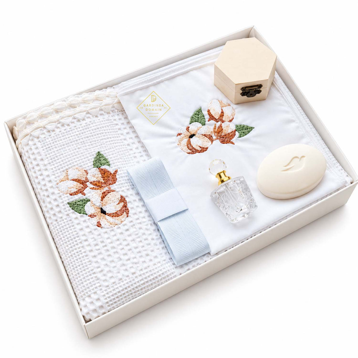 Trusou botez brodat cu flori de bumbac Gardinea Domain® 9 piese, in cutie, bumbac 100%, alb