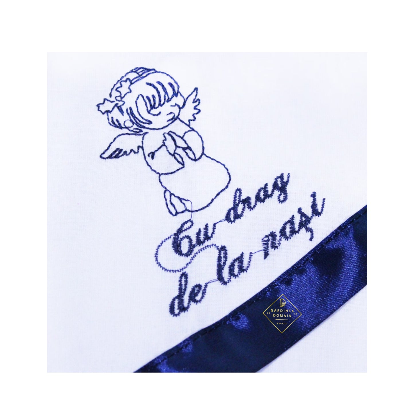Trusou ingeras botez Gardinea Domain® 6 piese, in cutie cadou, bumbac 100%, personalizat brodat cu mesajul "Cu drag de la nasi!", albastru inchis