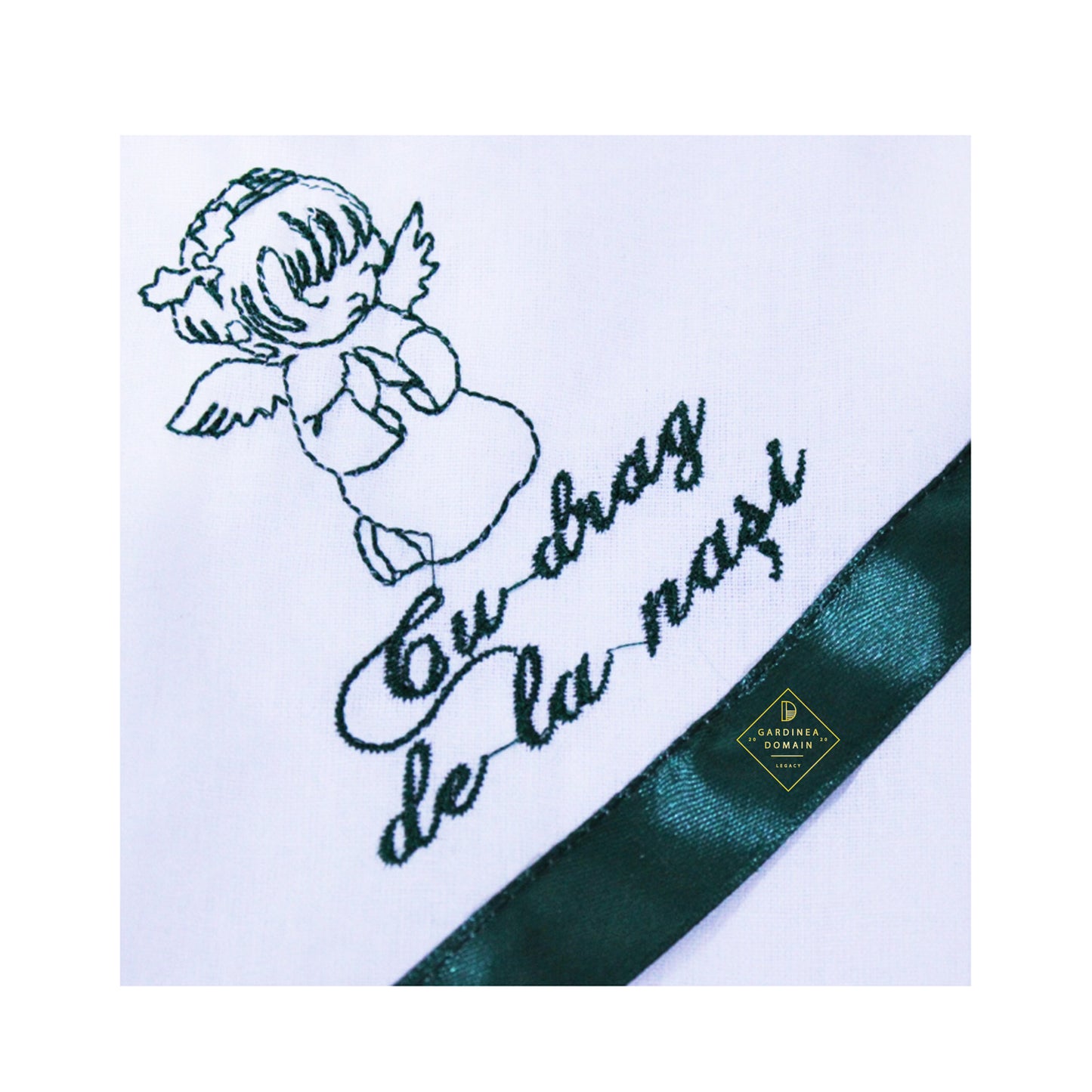 Trusou ingeras botez Gardinea Domain® 6 piese, in cutie cadou, bumbac 100%, personalizat brodat cu mesajul "Cu drag de la nasi!", verde