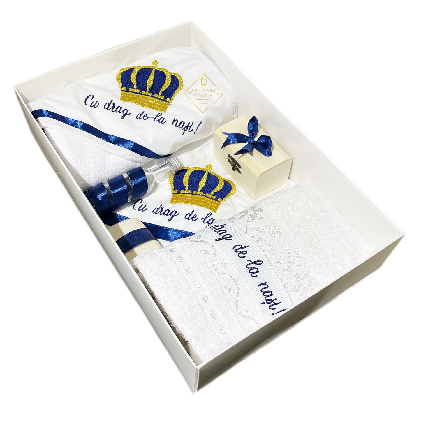 Trusou regal botez Gardinea Domain® 8 piese, in cutie cadou, bumbac 100%, personalizat brodat cu mesajul "Cu drag de la nasi!", albastru