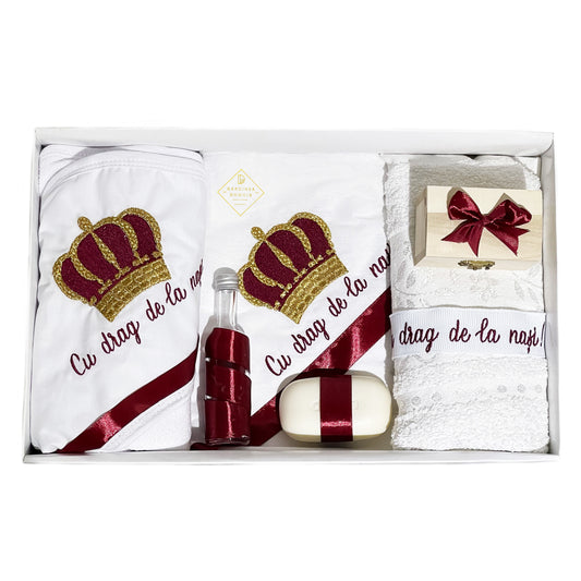 Trusou regal botez Gardinea Domain® 8 piese, in cutie cadou, bumbac 100%, personalizat brodat cu mesajul "Cu drag de la nasi!" rosu