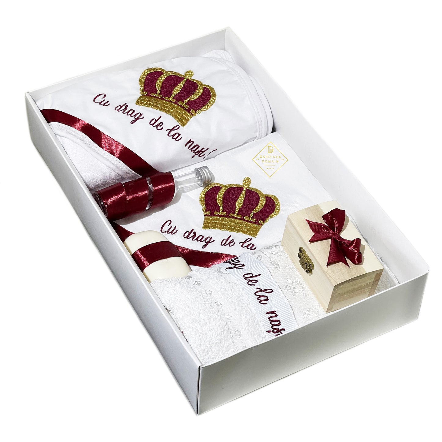 Trusou regal botez Gardinea Domain® 8 piese, in cutie cadou, bumbac 100%, personalizat brodat cu mesajul "Cu drag de la nasi!" rosu