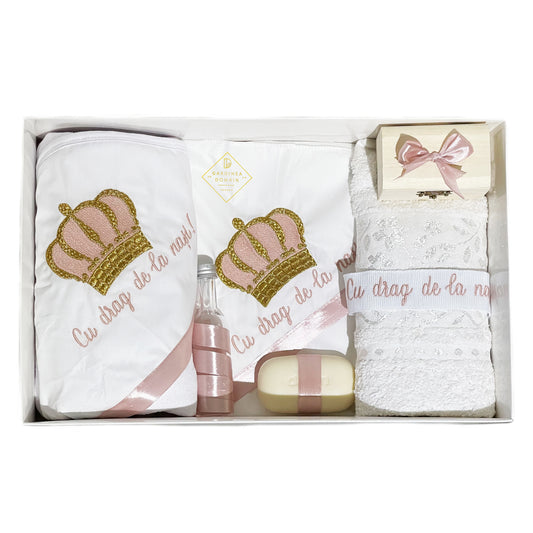 Trusou regal botez Gardinea Domain® 8 piese, in cutie cadou, bumbac 100%, personalizat brodat cu mesajul "Cu drag de la nasi!", roz