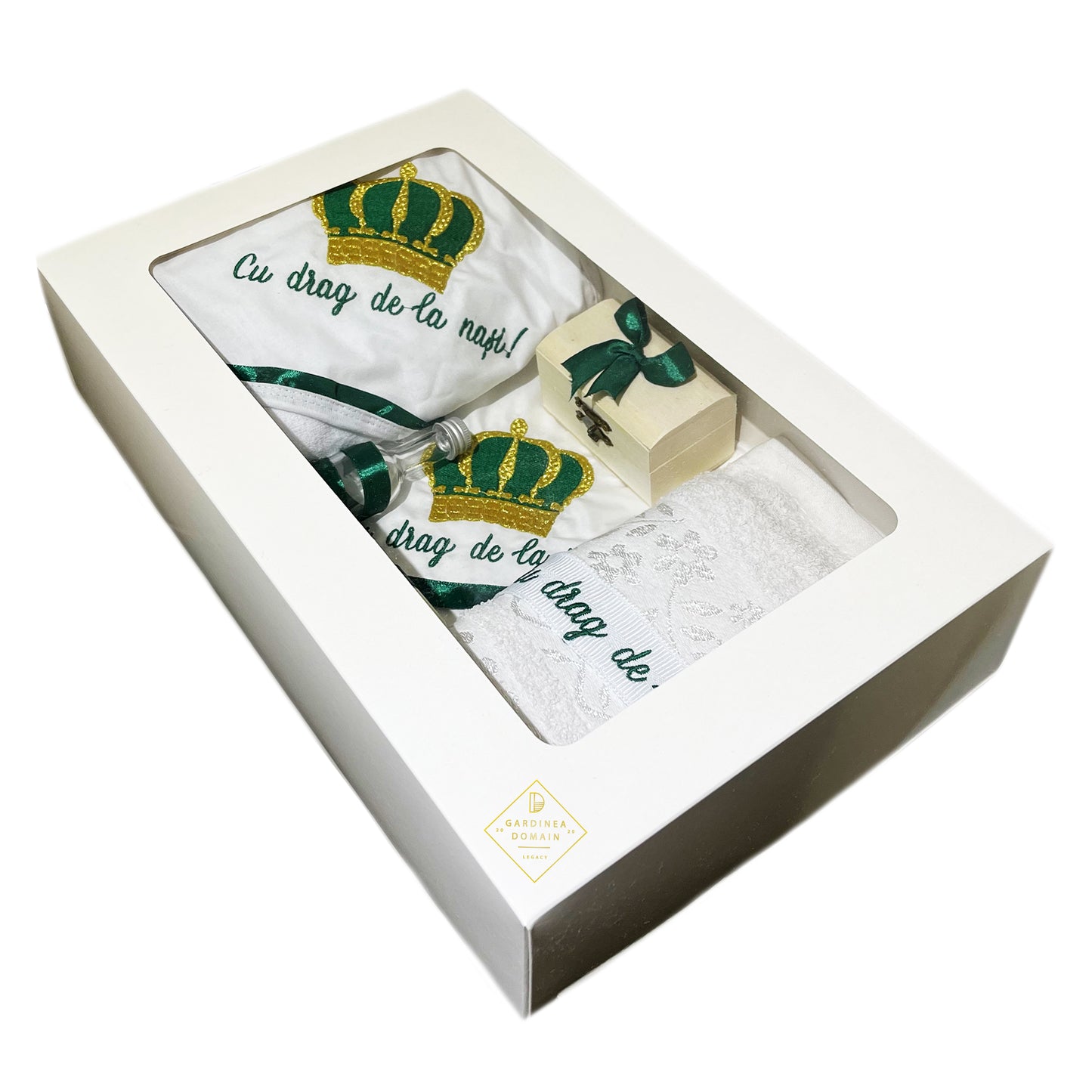 Trusou regal botez Gardinea Domain® 8 piese, in cutie cadou, bumbac 100%, personalizat brodat cu mesajul "Cu drag de la nasi!", verde