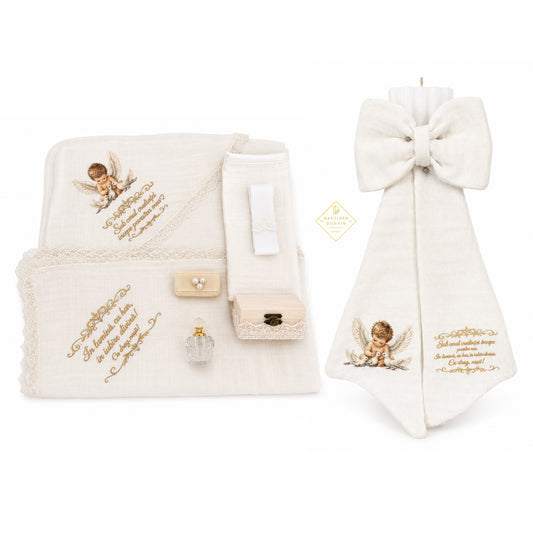 Set trusou complet botez din muselina Gardinea Domain® 9 piese, baietelul cu porumbei in cutie cadou cu lumanare, decor dantela Alb