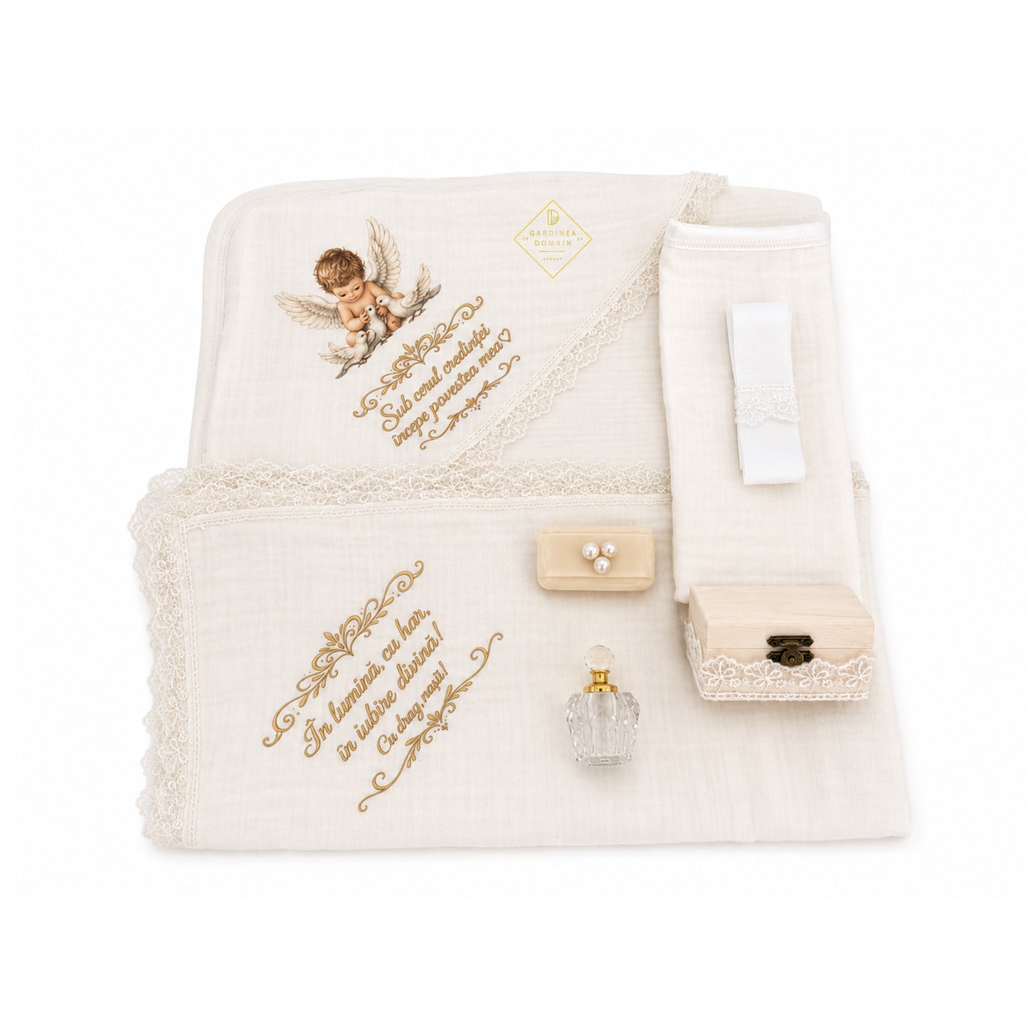 Set trusou complet botez din muselina Gardinea Domain® 9 piese, baietelul cu porumbei in cutie cadou cu lumanare, decor dantela Alb