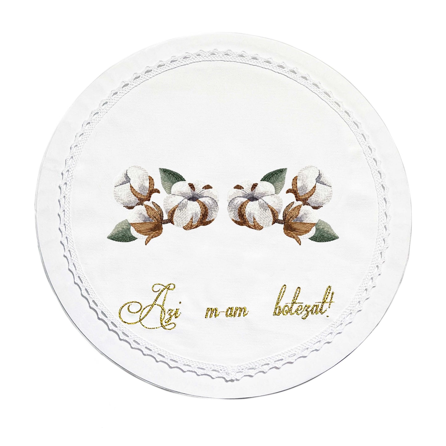 Set trusou botez brodat cu flori de bumbac pentru fetita Gardinea Domain® 13 piese, cutie trusou din catifea cu mesajul "Azi m-am botezat!" si lumanare, decor dantela Alb