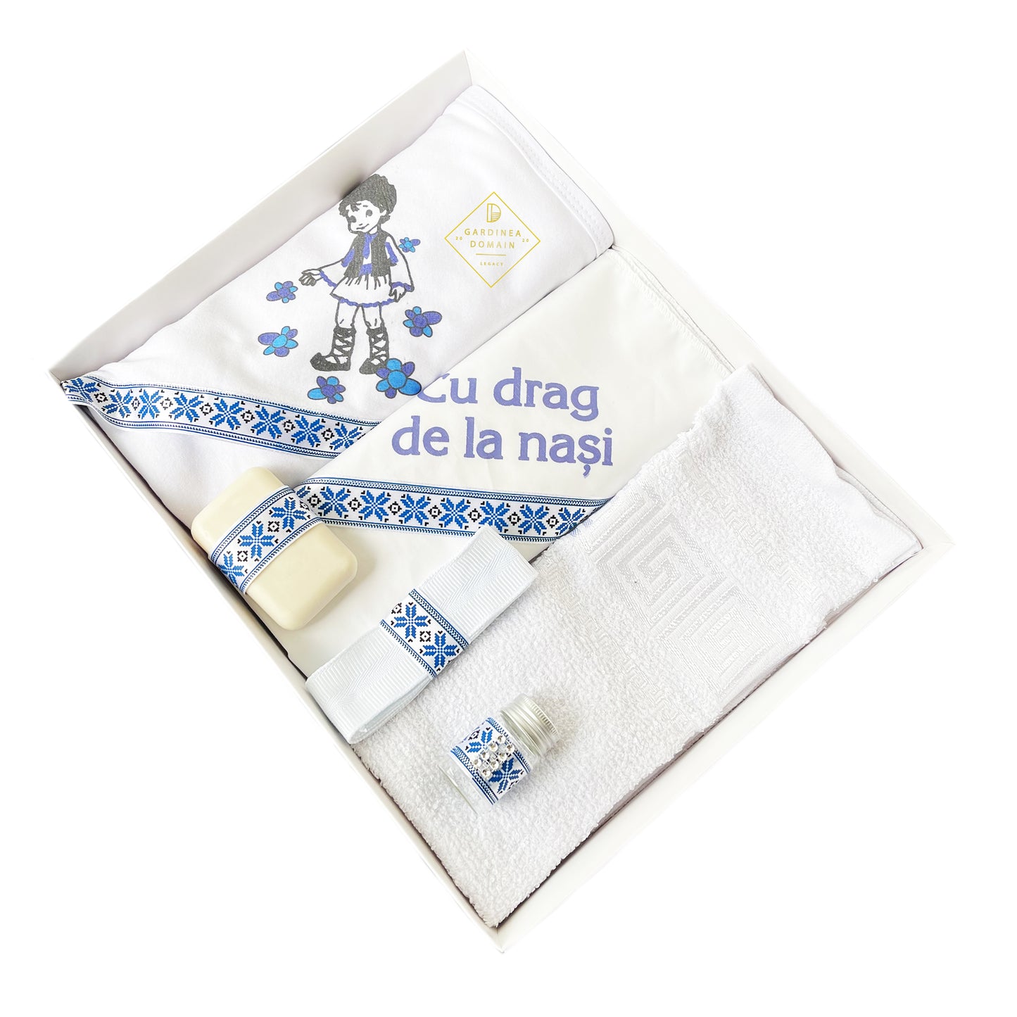 Trusou traditional baietel botez Gardinea Domain® 6 piese, in cutie cadou, bumbac 100%, personalizat cu mesajul "Cu drag de la nasi!", albastru
