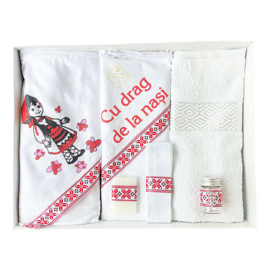 Trusou traditional fetita botez Gardinea Domain® 6 piese, in cutie cadou, bumbac 100%, personalizat cu mesajul "Cu drag de la nasi!" rosu